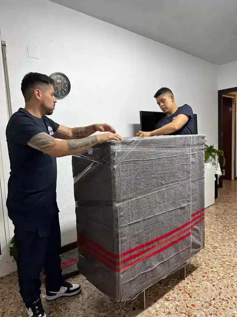 Equipo de Global Mudanzas embalando y protegiendo muebles en Barcelona