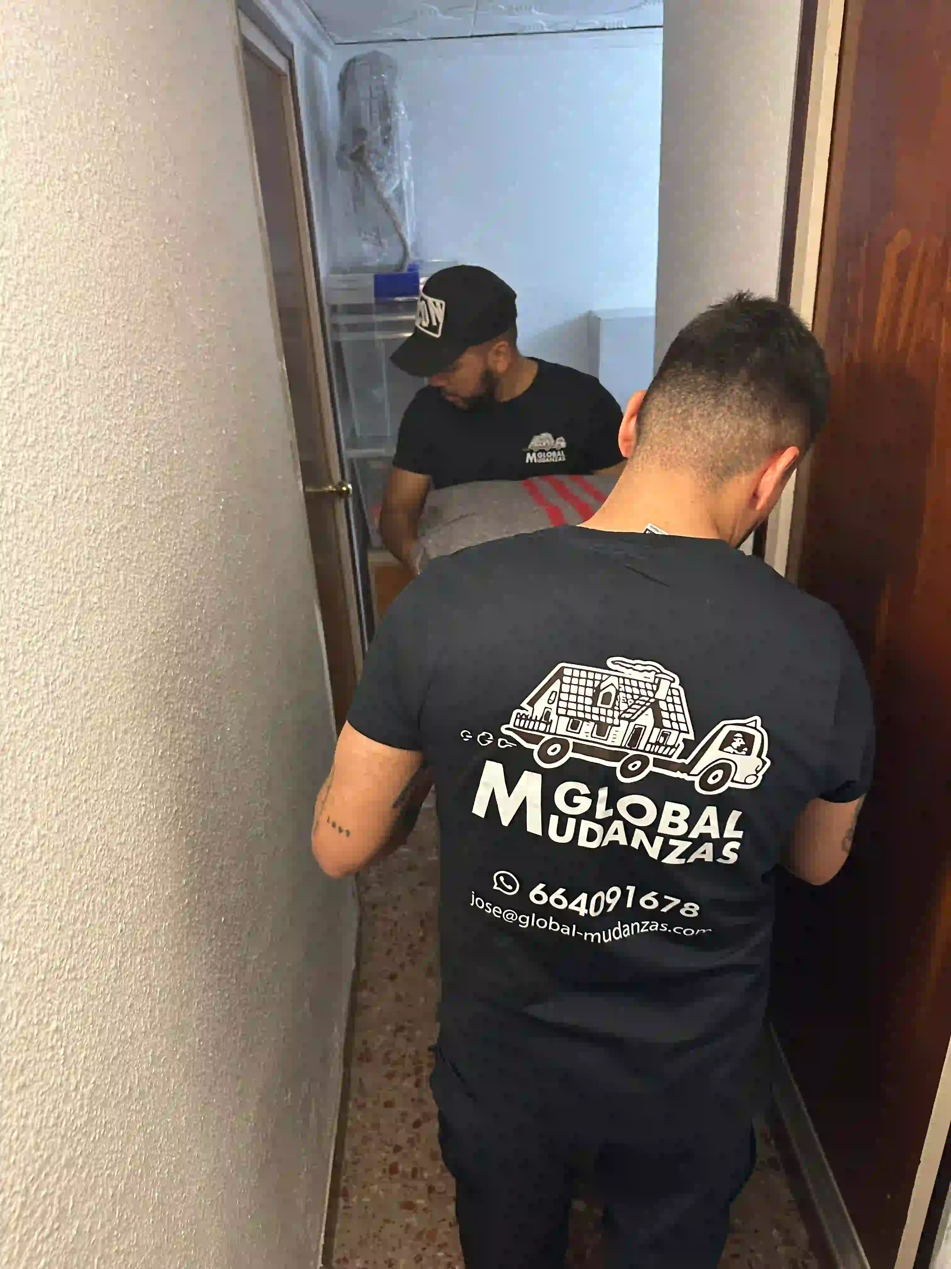 Equipo de Global Mudanzas trasladando muebles protegidos en una vivienda de Barcelona