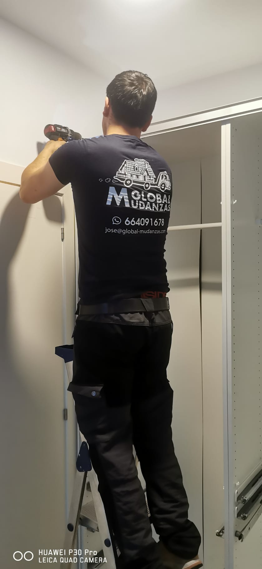 mudanzas de oficinas en Barcelona con montaje de mobiliario por equipo uniformado