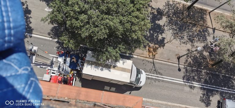 Vista desde una planta alta del elevador y el camión durante una carga