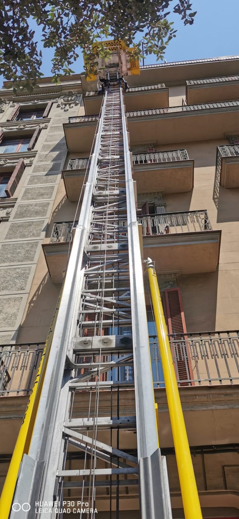 Elevador montamuebles desplegado junto a los balcones de un edificio