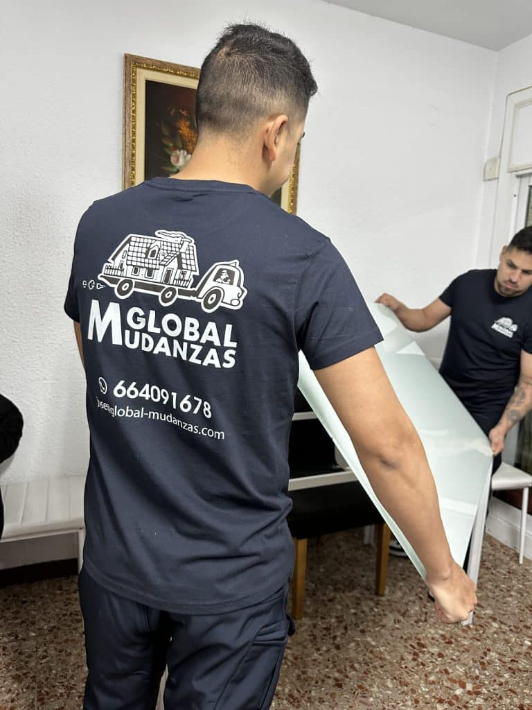 equipo de Global Mudanzas manipulando una pieza de cristal durante un servicio real